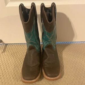 Girl’s cowgirl boots